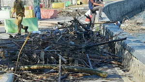 Aksi Petugas DLH Kota Bima, Bersihkan Tumpukan Sampah di Pantai Ama Hami