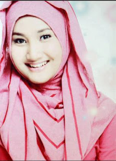  Apa Yang Benar, Jilbab atau hijab?  Banyak kata untuk menjabarkan pakaian panjang bagi kaum perempuan. Pakaian yang menutup seluruh badan, dari kepala hingga ke kaki, pakaian tanpa melukiskan lekukan tubuh. Pakaian sopan dan tidak mengundang kenakalan kaum laki-laki.Kuningan mencoba menelusuri berbagai arti isitilah pakaian panjang di beberapa negara dan pakaian pada zaman jahiliyah. Menilik asal usulnya, jilbab berasal dari akar kata jalaba, yang berarti menghimpun dan membawa. Jilbab pada masa  Nabi Muhammad SAW diartikan sebagai pakaian luar yang menutupi segenap anggota badan, dari kepala hingga kaki perempuan dewasa. Sementara di Indonesia, masyarakatnya lebih mengartikan sebagai penutup kepala, khususnya bagi orang yang sudah menikah. Awalnya zaman dahulu, para gadis dikepang sebagai tanda masih perawan dan menutup kepala tatkala sudah menikah. Adapun di beberapa negara Islam, jilbab dikenal dengan beberapa istilah. Kalau di Iran disebut chador, di India dan  Pakistan disebut pardeh, milayat di Libya, abaya di Irak, charshaf di Turki. Sedangkan hijab di beberapa negara Arab-Afrika seperti di Mesir, Sudan, dan Yaman. Hanya saja  pergeseran makna hijab dari semula yang berarti tabir, berubah makna menjadi pakaian penutup aurat perempuan semenjak abad ke-4 Hijriyah. Seiring perkembangan zaman, pengisitilahan pun terus diperbaharui, termasuk di Indonesia. Sekarang, ucapan jilbab sudah berkurang. Masyarakat nampaknya lebih asyik melapalkan hijab dan pergaulan pun kini sudah menggeser nama jilbab menjadi hijab. Indonesia sudah mulai nih, berkiblat ke Arab-Afrika... bersambung (KH) * Sejarah    Kerudung/Hijab/Jilbab awalnya adalah sebuah benda yang kemunculanya akibat dari dorongan syaraiat, artinya munculnya ide budaya materi Kerudung/Hijab/Jilbab adalah berasal dari hukum Alloh yang jelas, sudah diberi definisi dan ketentuan apa yang dimaksud, dan dalam kadar seperti apa sesuatu bisa disebut sebagai sebuah Kerudung/Hijab/Jilbab (Al ~ Qur’an surat An – Nur (24): 31). Sehingga manusia tinggal memahami kemudian mewujudkanya. Dalam konteks ini, penulis 