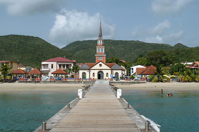 Le village des Anses-d'Arlet avec son quai et son église