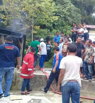 Warga menyaksikan warung yang terbakar.