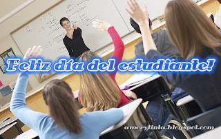 estudiantes levantando la mano