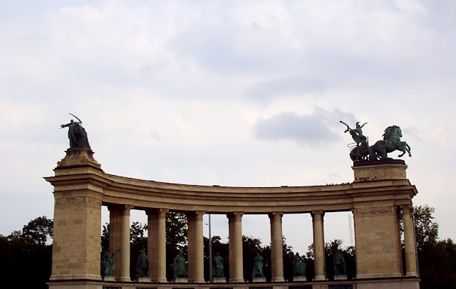 a Bella e o Mundo - Budapeste - Praça dos Heróis