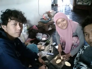 Koki cantik penyambung hidup para anggota KKN Dukuhsari yg kelaparan
