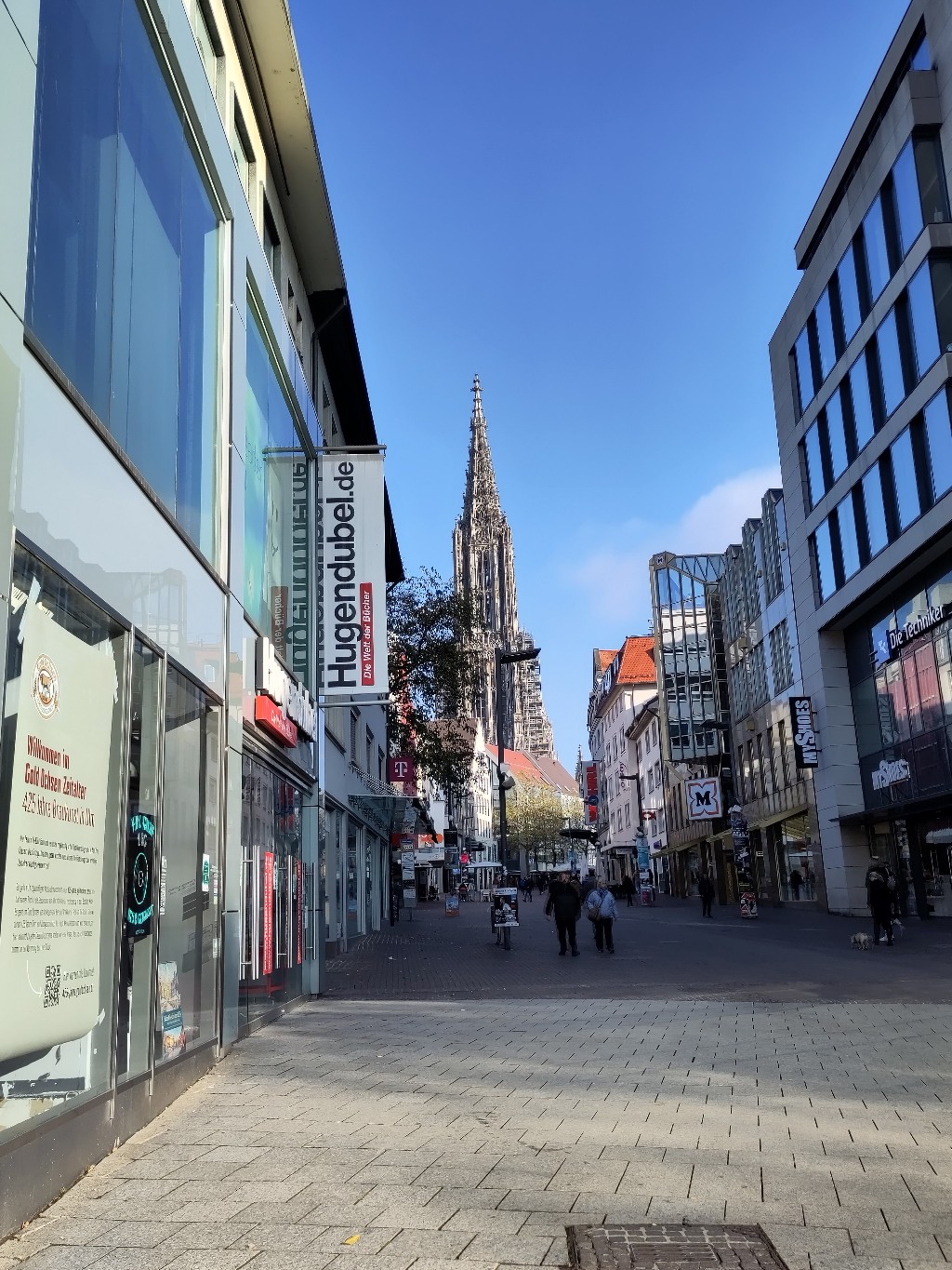 Blick in der Hirschstraße Richtung Münster. Der naheste Laden ist die Buchhandlung Hugendubel