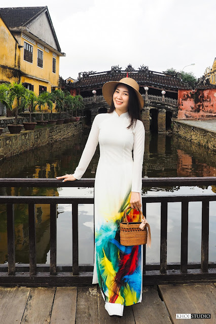 Ao dai photoshoot with professional photographer in Hoi An ancient town (Vietnam)
