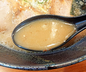 とんこつラーメンのスープの写真