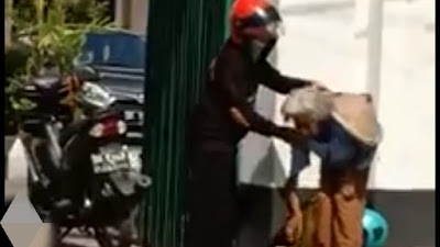 Viral, Video Perempuan Ini Diduga Menyuruh Ibunya Mengemis di Depan Masjid