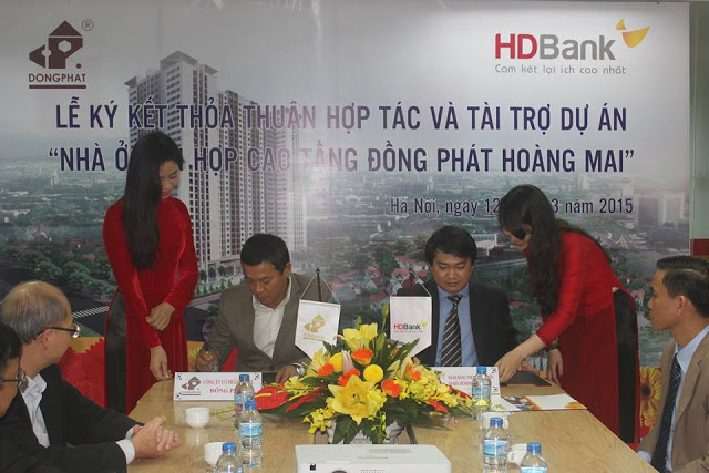 ÔNG NGUYỄN THẾ VŨ , chủ tịch HĐQT Cty Đồng phát ký hợp đồng tín dụng hợp tác kinh doanh với ông NGUYỄN HOÀNG QUÂN, giám đốc chi nhánh HDBANK Ba Đình
