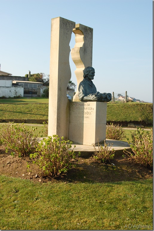 Estatua a Tia Antoniña al lado de Santa Ana