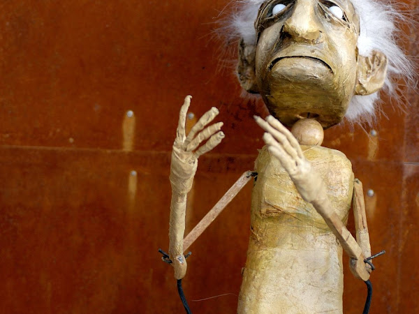 La Mort Grandiose des Marionnettes, variations de The Old Trout Puppet Workshop