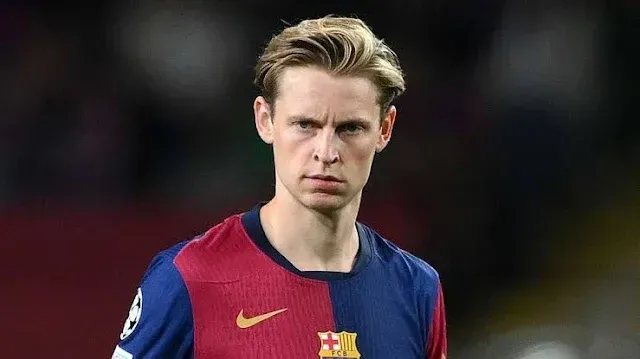 À la recherche d'un nouveau milieu de terrain pour la saison prochaine, Liverpool pourrait tenter de recruter Frenkie De Jong, dont l'avenir au FC Barcelone est incertain. Le milieu de terrain est un secteur clé que Liverpool doit renforcer en vue de la saison prochaine. Selon El Nacional, le directeur sportif du FC Barcelone, Deco, a reçu de l'intérêt de Liverpool pour Frenkie De Jong. Les Catalans seraient d'ailleurs prêts à écouter les offres et demanderaient au moins 40 millions d'euros pour le vendre. Frenkie De Jong, un joueur capable de se relancer sous les ordres d'Arne Slot  Bien qu'inconstant ces dernières saisons, Frenkie De Jong pourrait totalement se relancer, à 27 ans, sous les ordres d'Arne Slot. Le milieu de terrain néerlandais possède un talent indéniable et pourrait apporter beaucoup à l'équipe de Liverpool. Un transfert de Frenkie De Jong à Liverpool pourrait être bénéfique pour toutes les parties. Le joueur pourrait retrouver un environnement où il se sent bien et où il peut exprimer pleinement son potentiel. Liverpool pourrait renforcer son milieu de terrain avec un joueur de classe mondiale. Et le FC Barcelone pourrait récupérer une somme d'argent importante pour réinvestir dans son équipe. L'avenir de Frenkie De Jong est donc incertain. Le joueur pourrait rester au FC Barcelone et tenter de s'imposer sous les ordres de Flick. Mais il pourrait également être tenté par un nouveau challenge à Liverpool, où il pourrait devenir un élément clé de l'équipe. Affaire à suivre...