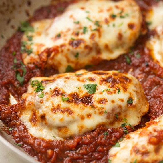 30 MINUTE MOZZARELLA CHICKEN IN HOMEMADE TOMATO SAUCE #Dinner #weeknightdinner