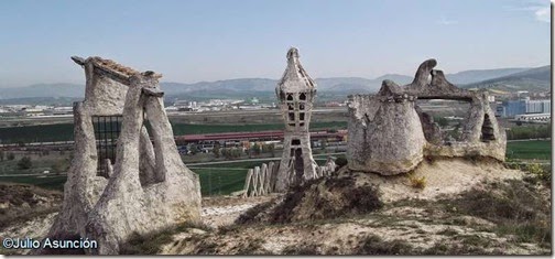 Monumento a la Batalla de Noáin - al fondo el campo de batalla