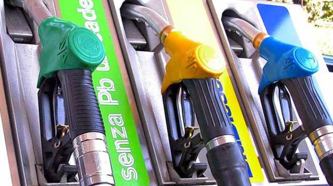 Carburanti: aumentano ancora i prezzi per benzina e diesel