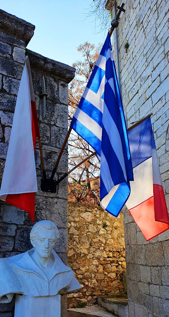 Photo 11/26 - En passant devant l'eglise &la...