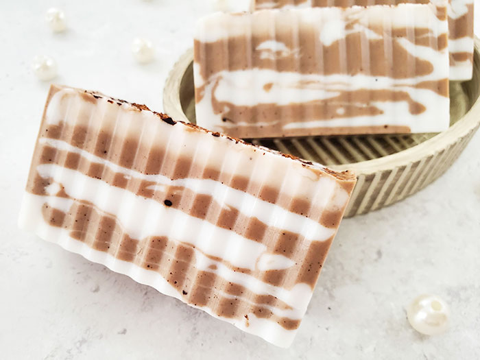 Super Easy DIY Melt and Pour Shampoo Bars You'll Love