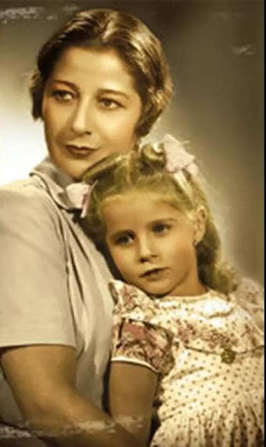 Junto a su madre Conchita Piquer sobre 1950.