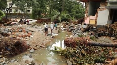 India monsoon floods 'kill more than 300' in Kerala