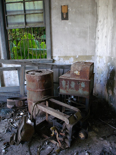 (圖)芳川煤礦 - 機房中的廢棄設備。