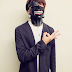 Natsuki Hanae prueba la máscara de Tokyo Ghoul