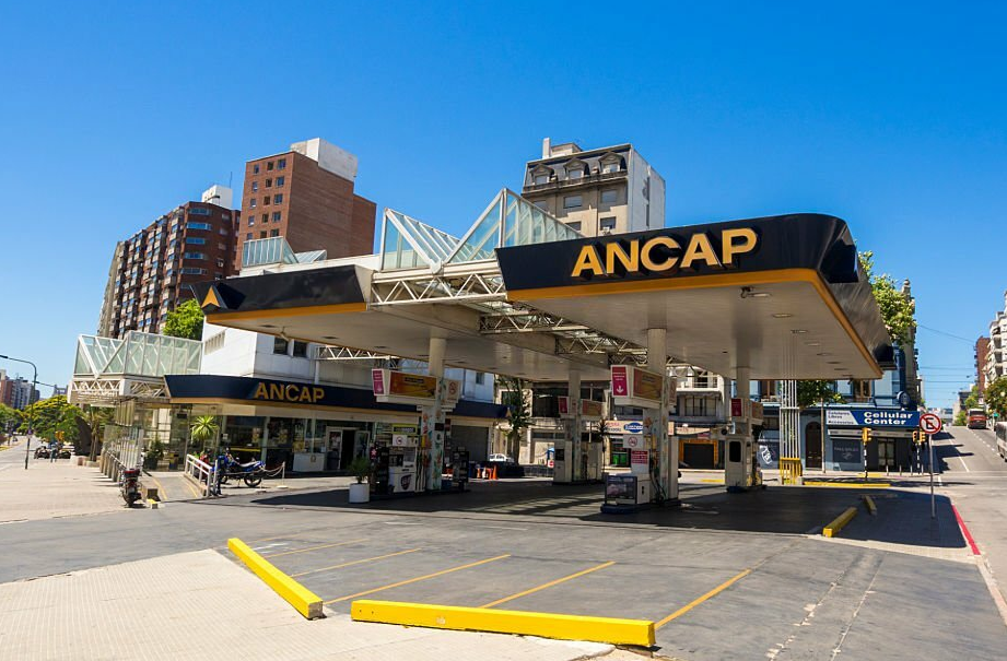 Escasez de nafta Super en Salto impulsa la compra de combustibles en Concordia
