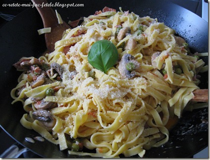 Tagliatelle alla boscaiola - amestecam sosul cu pastele