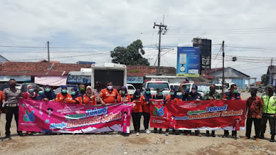 HKN 2020, Forkopimcam Banjarsari Ciamis Lakukan Sosialisasi Prokes 3M dan Bagikan Masker