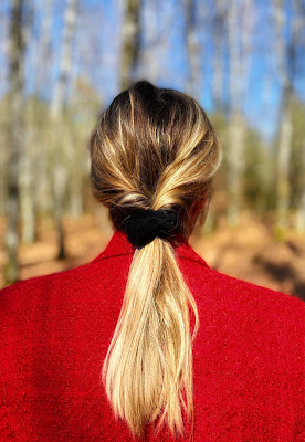 Mujer de espaldas con coleta baja