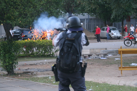 Truculência da PM contra estudantes da USP. Clique para ampliar