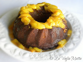 ciambella di polenta alle pesche