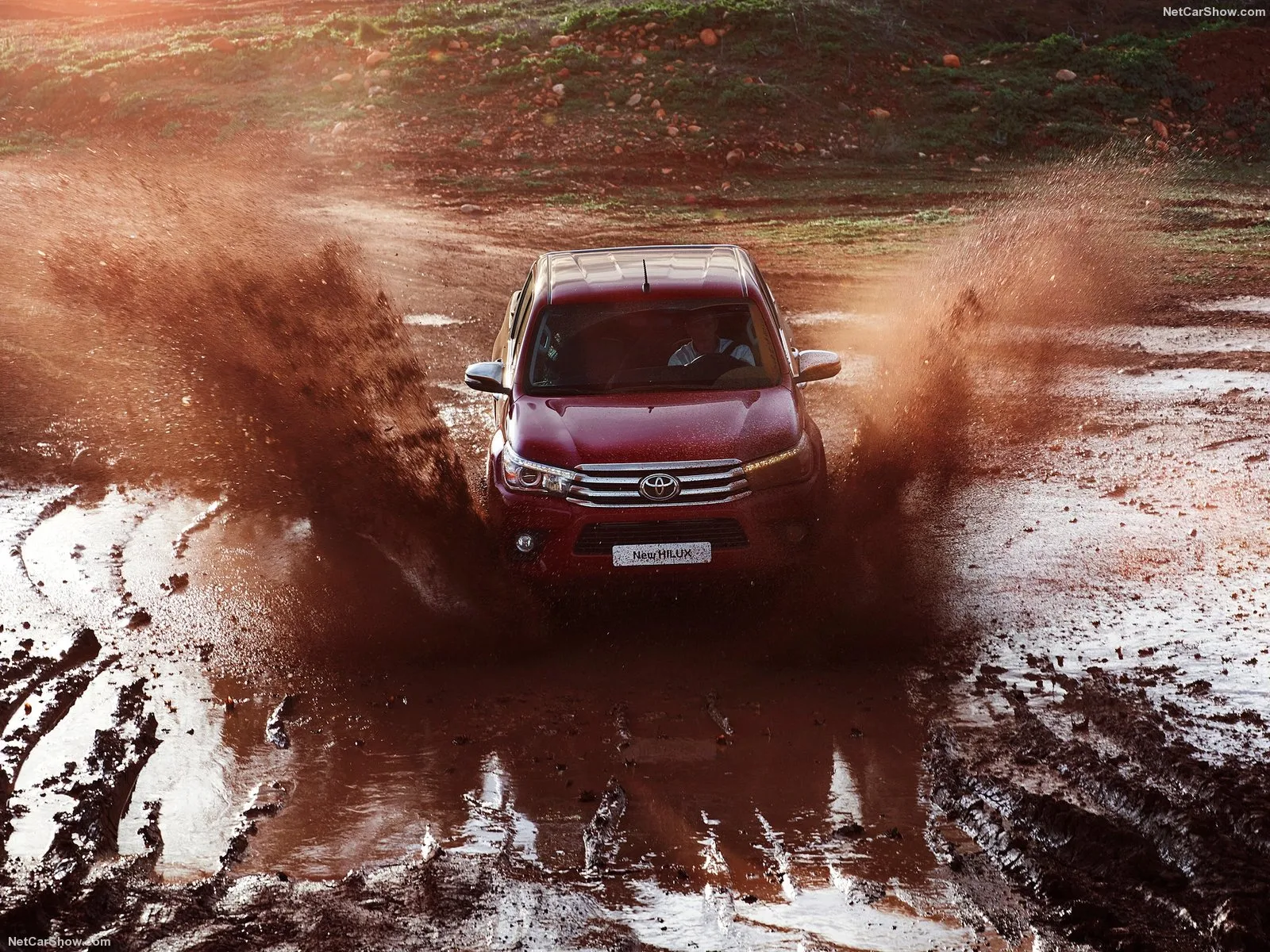 Hình ảnh xe ô tô Toyota HiLux 2016 & nội ngoại thất