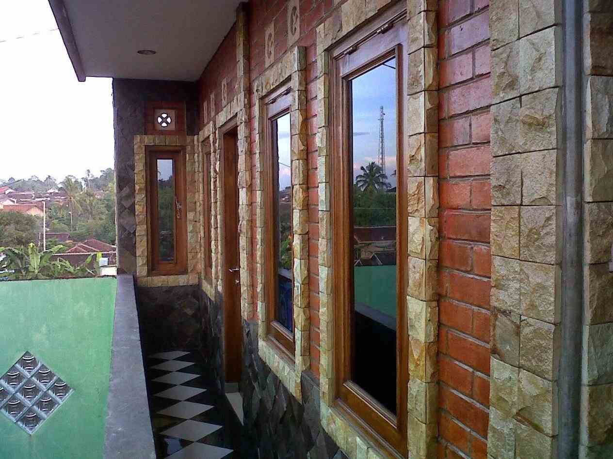 35 Motif Keramik Dinding Teras Depan Rumah yang Modern 