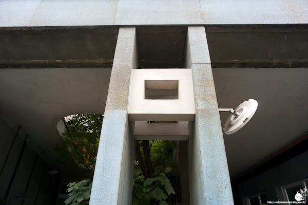 Clermont-Ferrand - Résidence  Architecte: Valentin Vigneron  Décorateur: Jean Mosnier  Entrepreneur: J. Riffard  Céramiques: Les 2 Potiers (Michel et Jacques Serre)  Construction: 1966 - 1970