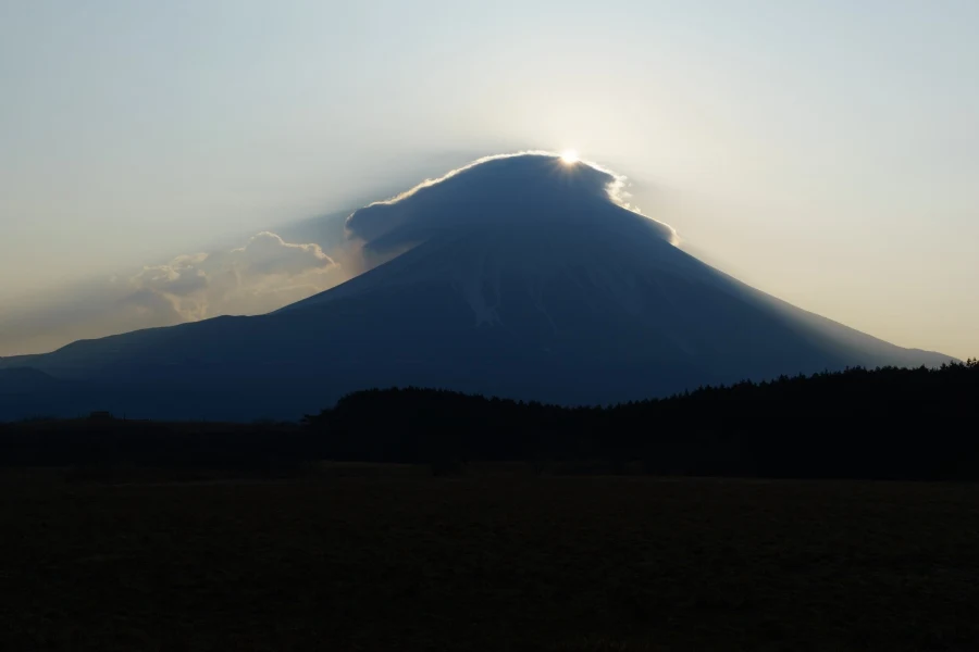 富士山にかかる笠雲上からのダイヤモンド富士～朝霧高原（静岡）から