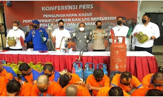 Dirreskrimsus Polda Jatim Kombes Pol Farman menunjukan barang bukti