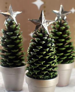 http://translate.google.es/translate?hl=es&sl=en&tl=es&u=http%3A%2F%2Fscissorsandspoons.com%2Fpine-cone-christmas-trees%2F