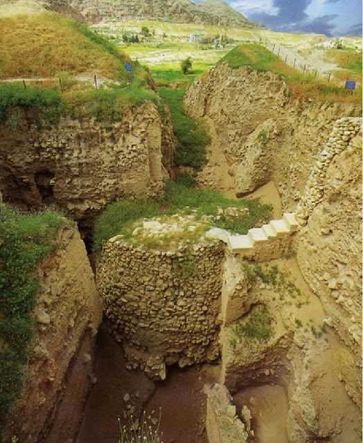 Остатки башни в Телль-эс-Султане в древнем Иерихоне