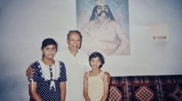 South Indian Actress Keerthy Suresh Childhood Pic with Elder Sister Revathy Suresh & Kannada Actor Rajkumar | South Indian Actress Keerthy Suresh Childhood Photos | Real-Life Photos
