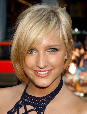 red scene hair with cool bangs 2008 girls short trendy hairstyle.