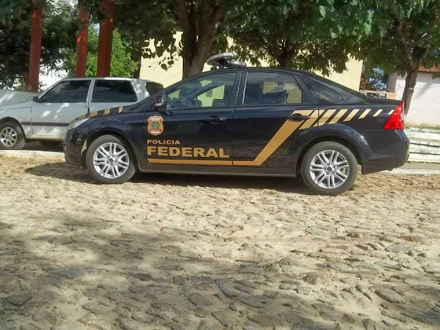 Polícia Federal - PF está em Tejuçuoca averigüando denúncias sobre a distribuição irregular de feijão da CONAB.