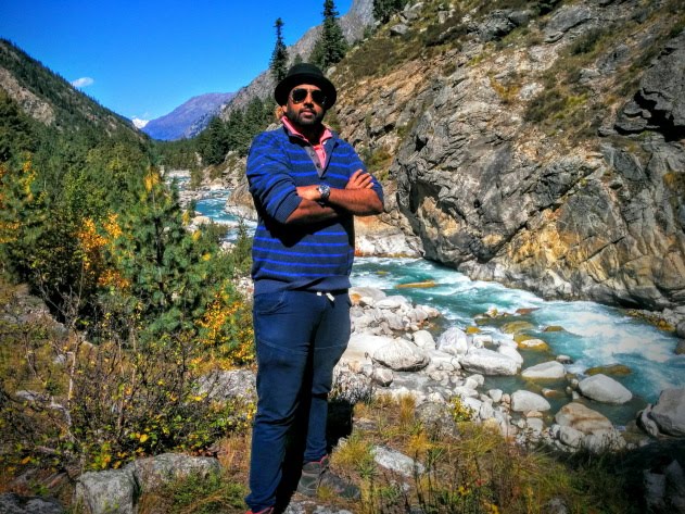 Photo pitstop by the Baspa river while trekking from Chitkul to Sangla