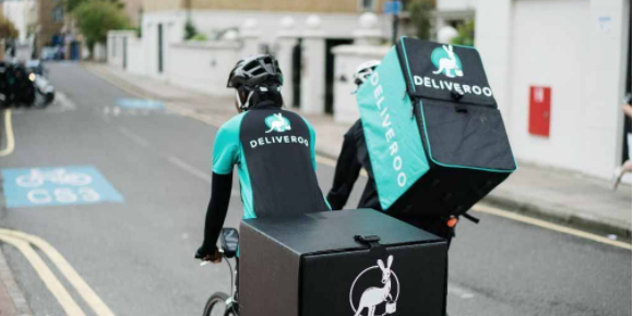 Deliveroo, en plena crisis, mete un gol a Just-Eat en el negocio del reparto