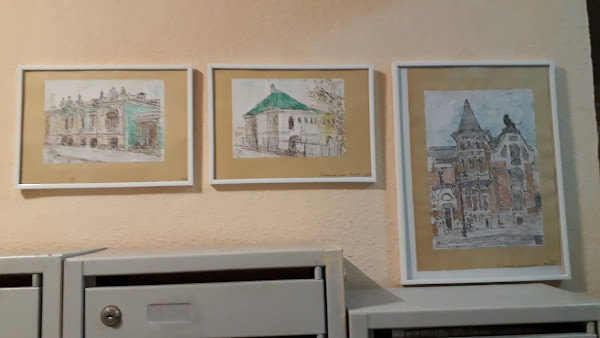 Три оформленных архитектурных рисунка художника Андрея Бондаренкоа на стене в подъезде жилого дома