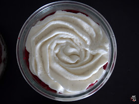 La tarta Red Velvet presentada en vasitos: bizcocho con remolacha (sin colorantes) y una suave mousse de yogur y mascarpone