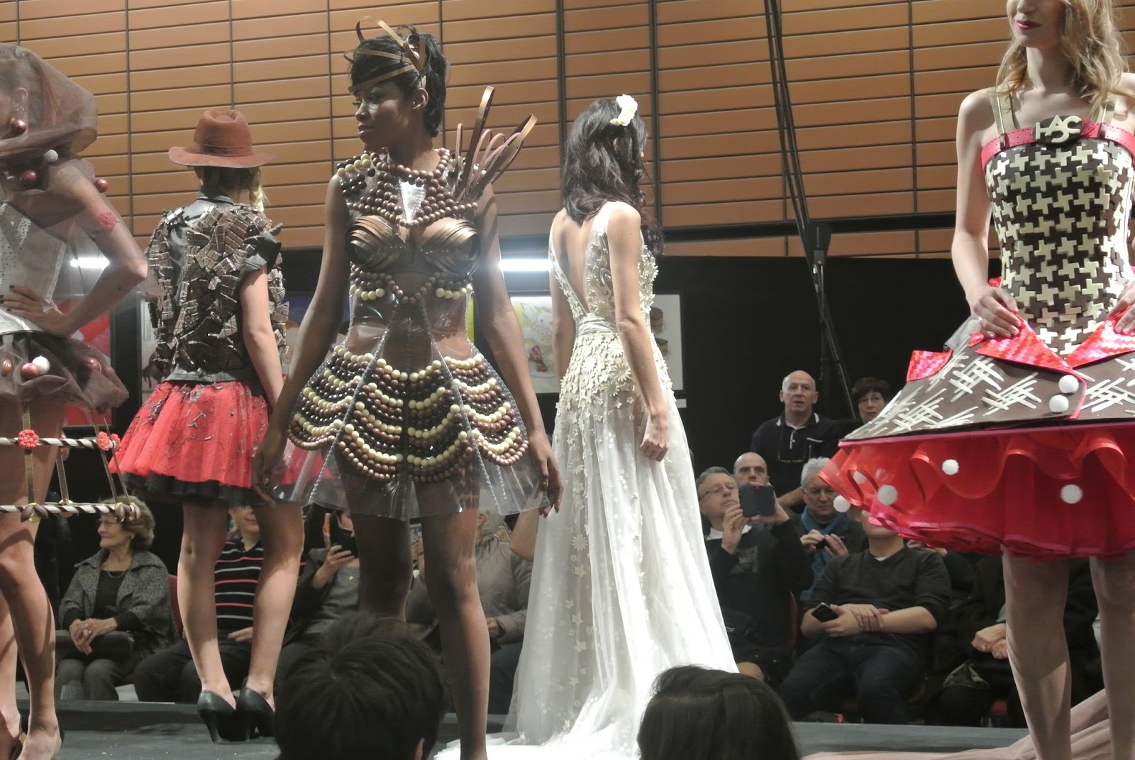 Défilé de robes en chocolat au salon du chocolat