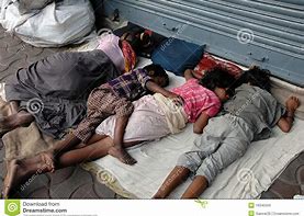  woman WITHOUT HOME on FOOTPATH with CHILDREN?
