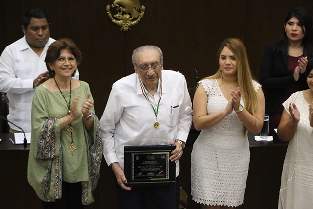 Galardonan con la Medalla “Héctor Victoria Aguilar" a Fernando Ojeda Llanes