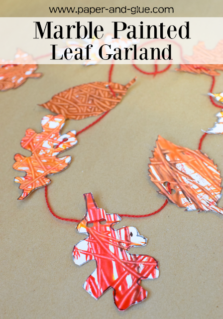 Easy fall craft for kids- Marble Painted Leaf Garland. Use this fun process art technique to make a pretty decoration for fall! Great activity for preschool, kindergarten, or elementary.