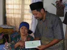 Wakil KoperasiMuslimin menyampaikan sumbangan kepada Warga Tua di JB