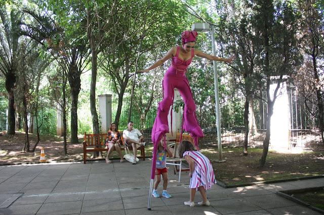 Atração Perna de Pau Mystere de Humor e Circo para eventos em escolas e colegios em SP.